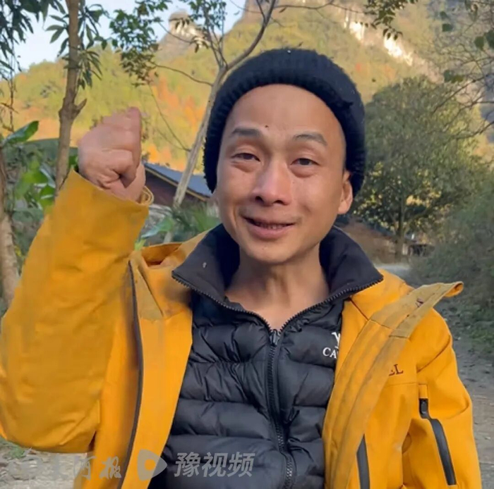 选手“扛海碗”退赛后接受采访截图