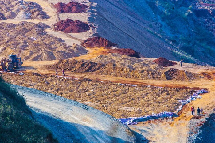 中国云南山区一稀土矿开采现场。图源：九万里