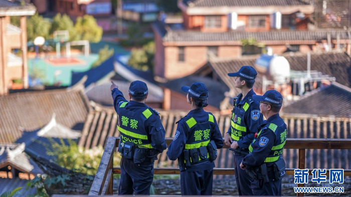 民警执勤（视频截图）。