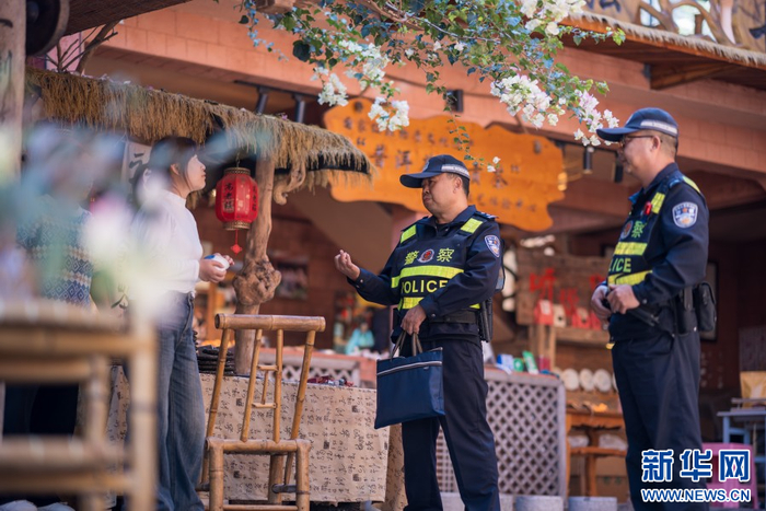 民警与村民交流（视频截图）。