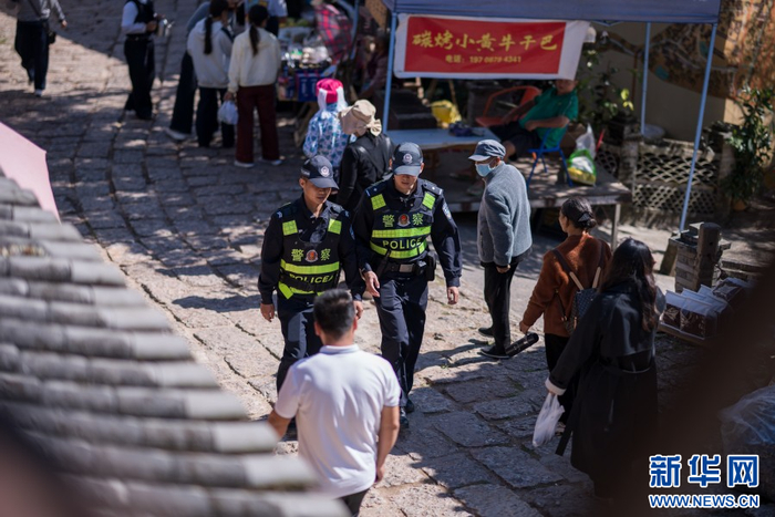 民警在景区巡逻（视频截图）。