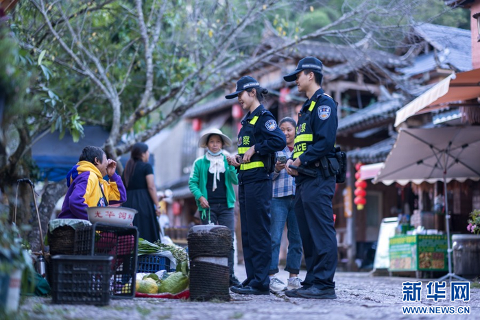 民警与村民交流（视频截图）。