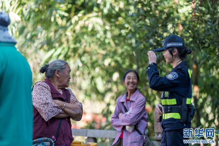 民警与村民交流（视频截图）。