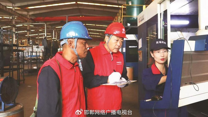 国网邯郸供电公司员工走访企业，提供能效诊断服务。 王业飞 摄