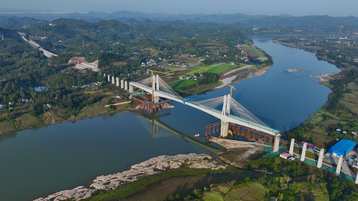 世界跨度最大成达万高铁渠江特大桥成功合龙