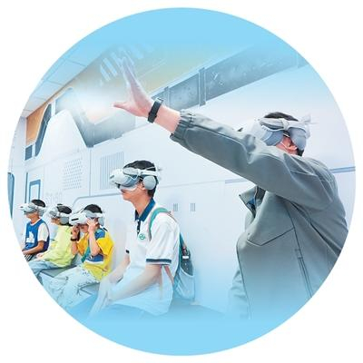 参观者在文昌航天科普中心体验混合现实深空冒险项目。文昌航天科普中心供图