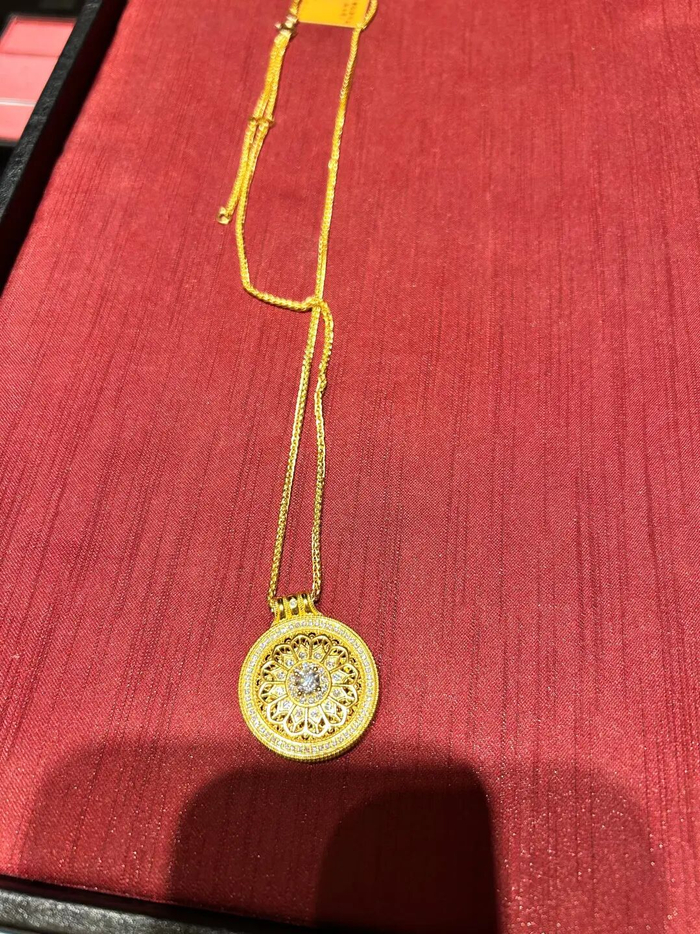 华润万象城老铺黄金柜台展示的玫瑰花窗钻饰吊坠热门款