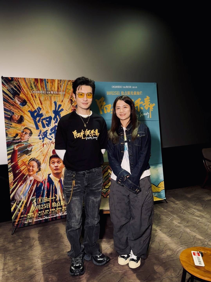 黄晓明与封面新闻记者合影 摄影 魏唯