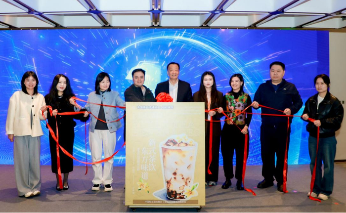 中国茶叶流通协会会长、全国茶叶标准化技术委员会主任委员王庆等嘉宾为新书揭幕