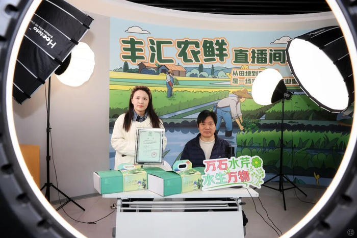 ▲图为后洪村工作人员在抖音直播间介绍水芹的食用方法。