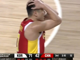 心态崩了！高诗岩拼抢被吹防守犯规 三节没打完已经4犯了