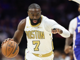 表现全面！杰伦·布朗半场9中2&罚球6中5拿到9分 另有9板6助