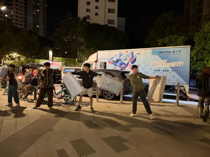 多位义工帮助转运物资。图/受访者提供