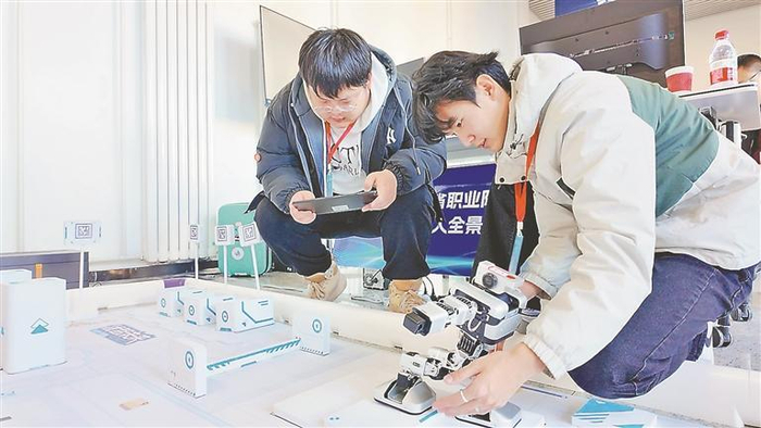     选手操作机器人。