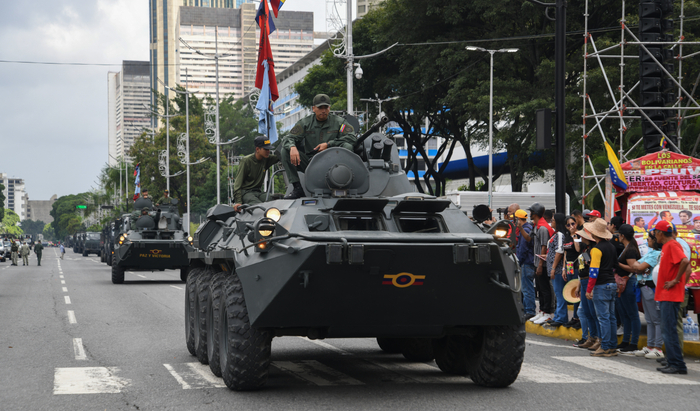在委内瑞拉首都加拉加斯，参加游行的装甲车辆列队行进。新华社发
