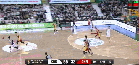 局势能否逆转？韩国后卫边俊亨抢断一条龙上篮 几乎空篮也是没进