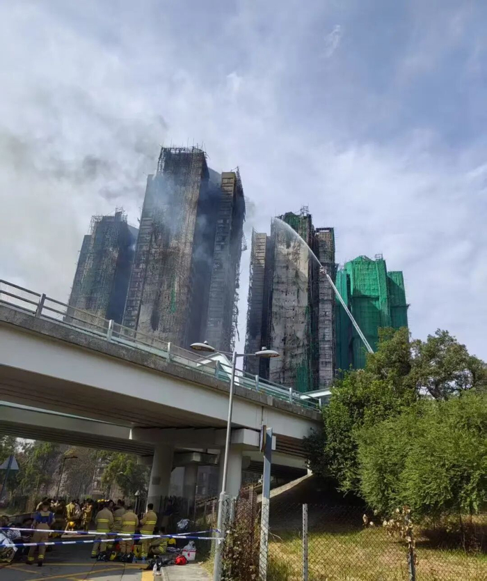 火灾后，宏福苑多座大厦外立面被烧黑。图/受访者提供