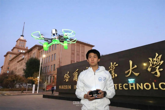 黄一和他获得全国大学生科技竞赛一等奖的两栖智能搜救无人机。图片来源：哈尔滨新闻网