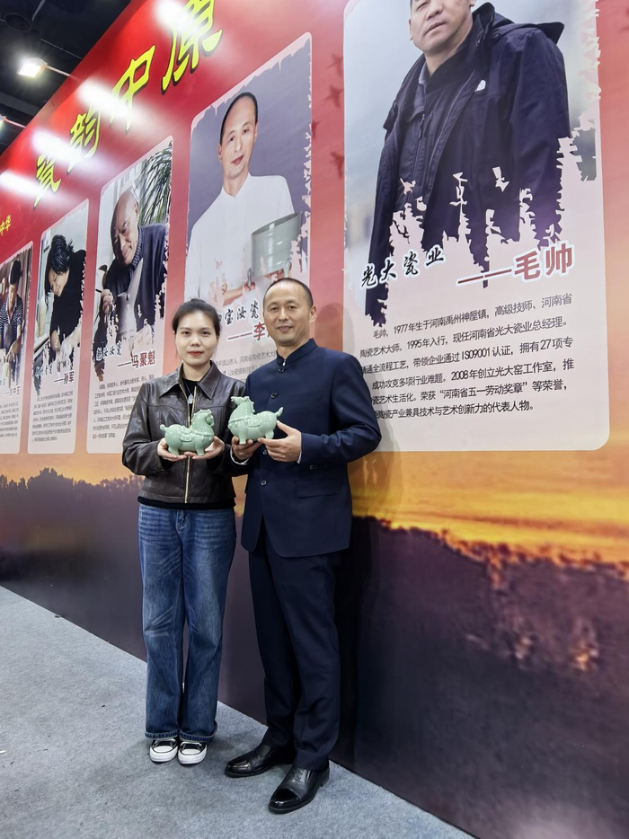 图为刘思敏本次展会参展作品《天青双骏·如意行》