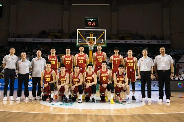 中国男篮赛前合影。图片来源：国际篮联 