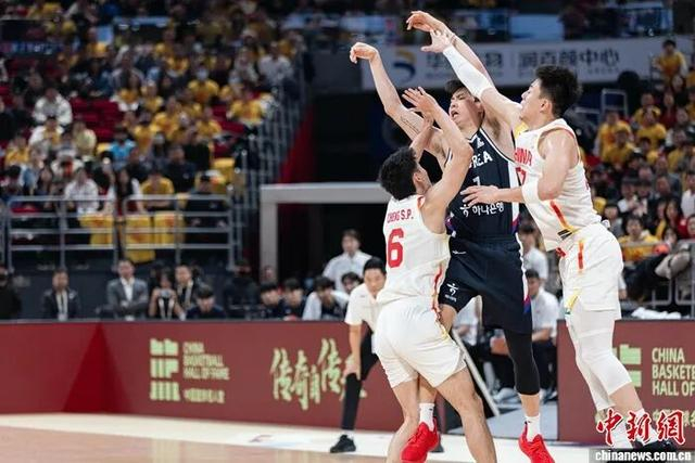 程帅澎和张镇麟在世预赛中韩首场对决中封堵李贤重。中新网记者 刘星晨 摄 