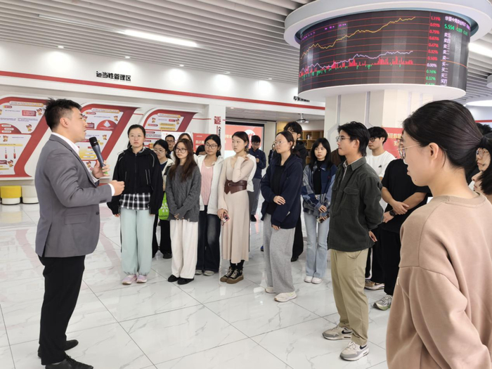 招商证券国家级投资者教育基地专员带领深圳大学同学参观基地 图片来源：招商证券