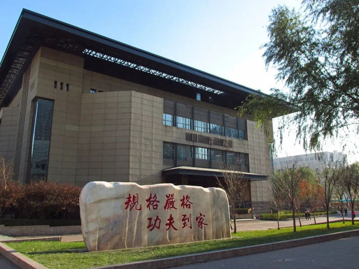 哈工大的校训：规格严格，功夫到家。图片来源：摄图网