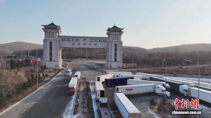 载有中国公民的跨境客车缓缓驶进出境通道。　付晓军 摄