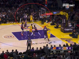 重大失误！末节湖人进攻时间静止 文森特轰3分 太阳替补席都疯了