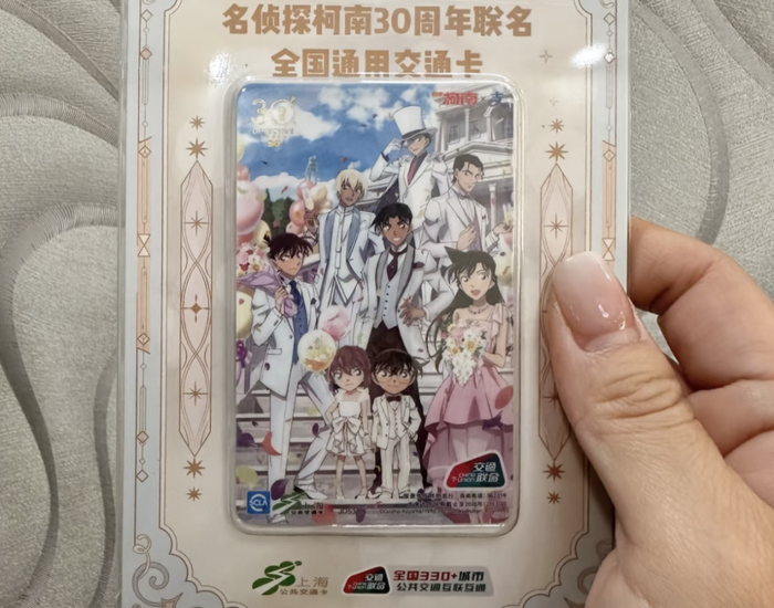 再后来出现电子卡面，手机里的窗口开始变得花里胡哨。