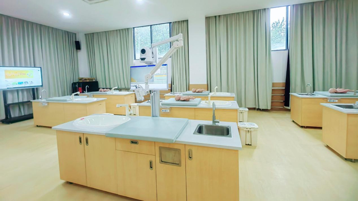 成都师范学院婴幼儿生活照料实训室内景。（上海幼之乐/供图）