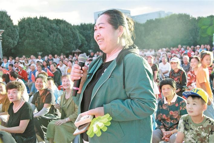     观众在观看九师白杨市豫剧团（文化馆）的惠民演出（资料图片）。    九师融媒体中心  提供
