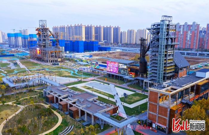 11月22日，游客在石钢工业遗址公园休闲观光。 河北日报记者 史晟全摄