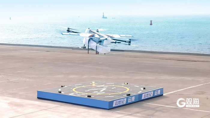 一架无人机从积米崖港码头起飞，飞往灵山岛。