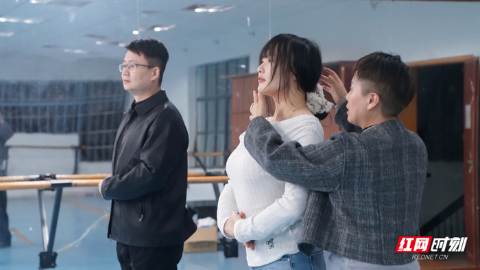 两人在进行婚礼前的彩排。