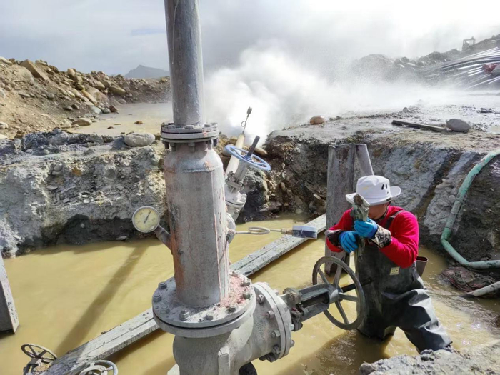 图为西藏定日县鲁鲁高温地热预可行性勘查评价项目，技术人员在野外现场做放喷实验工作。（西藏自治区地勘局供图）