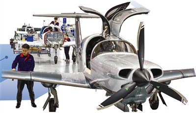 莱西市店埠通航产业园内，工人在飞机生产线上忙碌。