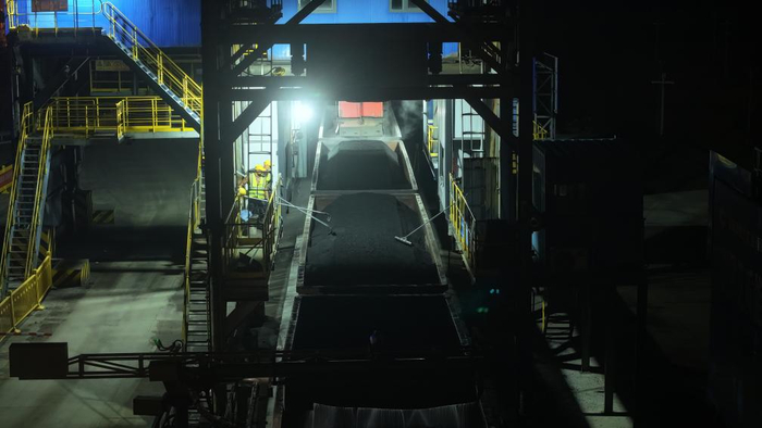 　　精量装车系统将煤炭装入列车。新华社发（刘俊平 摄）