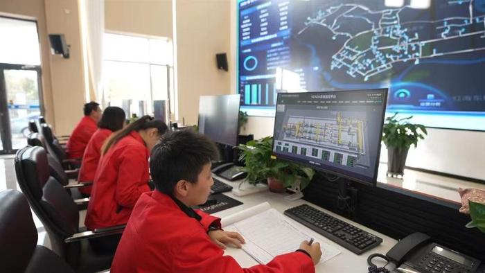 　　在鄂尔多斯市通惠供热燃气集团有限公司总控室内，智慧供热监控平台对供热温度情况进行反馈。新华社发（刘俊平 摄）