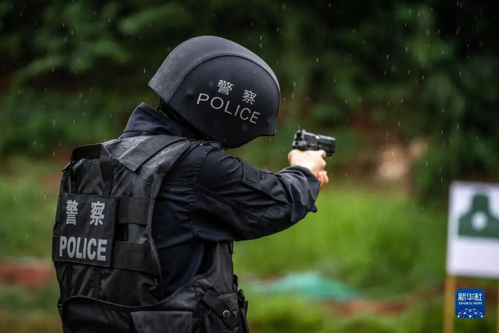 缉毒警察在进行射击训练。图源：新华社