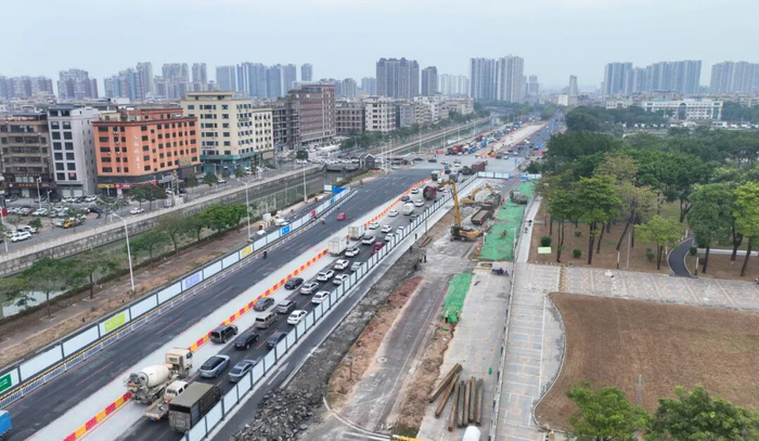 惠泽大道改扩建工程三环东路紧张施工中。
