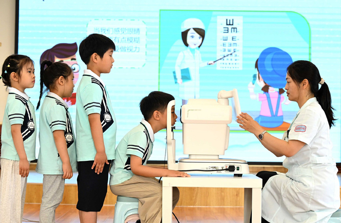 在河北省石家庄市新华区柏林幼儿园，社区医护人员为小朋友做视力检查。资料图片