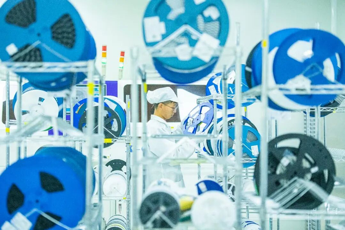 江苏省宿迁市宿豫区北斗智联（江苏）科技有限公司车间里，工人正在智能化生产线上赶制汽车智能网联产品订单。徐红海摄