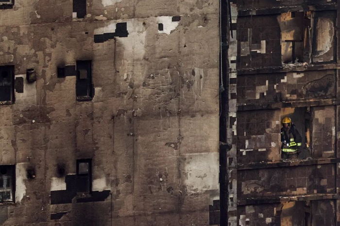 11月27日，消防员进入宏福苑住宅楼逐层搜寻。图/IC