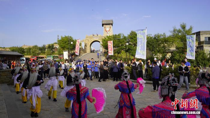 图为偏关县乾坤湾宿集非遗表演。偏关县融媒体中心供图