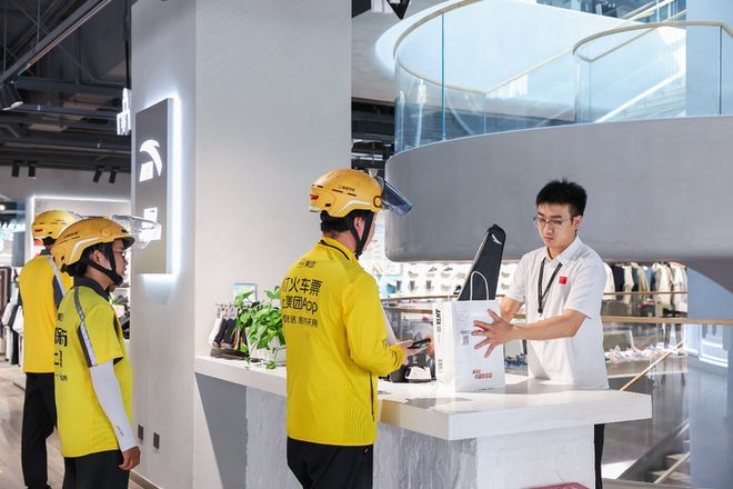 ▲安踏等品牌联合美团闪购，面向全体消费者开放退货免运费服务。（摄影：亦可）