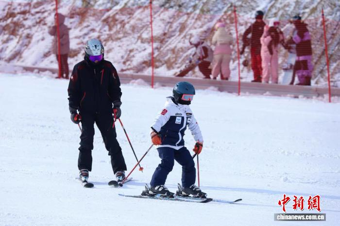 在五奎山滑雪场，滑雪教练在教小朋友滑雪。　赵冬 摄