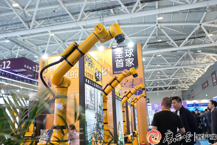 高交会上，按小时计费的共享机器人吸引外国客商目光。广西云-广西日报记者 古秀芳 摄