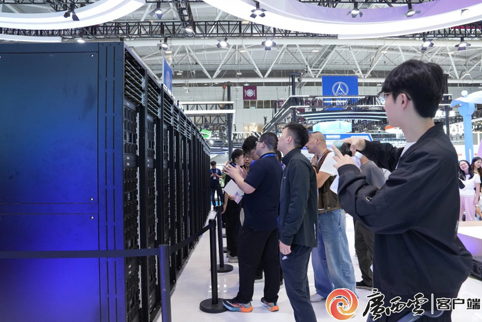 高交会现场，华为昇腾展区的昇腾384超节点格外吸睛。广西云-广西日报记者 古秀芳 摄