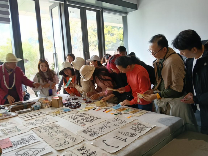 多种多样的东巴文化体验活动让越来越多人沉浸式了解多民族文化共生的理念。丽江市委统战部供图